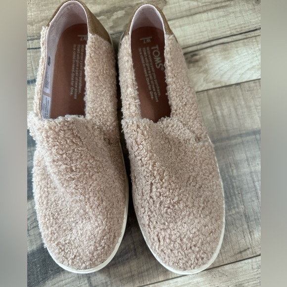 Toms NWOB Blush Color Sunset Faux Shearling Fuzzy Furry Slip On Boat Shoes sz 7 - Picture 6 of 13